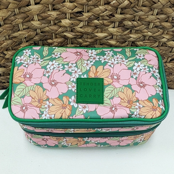 NWT Tender Love + Carry Two Layer Toiletry Makeup Cosmetics Bag RARE - Picture 1 of 4